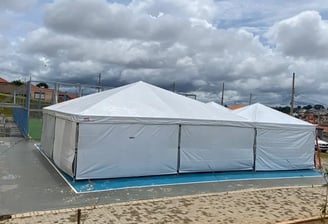 Nossas tendas piramidais em lona são ideais para qualquer tipo de evento, proporcionando elegância e