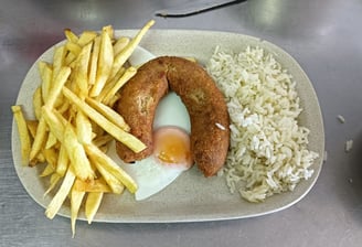 um prato de comida com uma alheira e um ovo frito