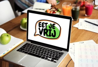 een laptop met het logo van eet je vrij erop