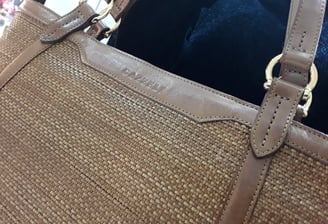 bolsa de couro mostrando detalhes da costura