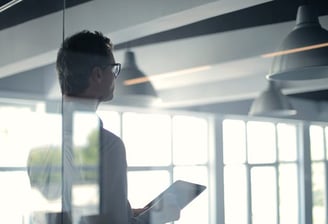 Conseil au Entreprises informatique et IT homme réfléchi et appelle Consultant