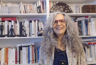 Sophie devant sa bibliothèque