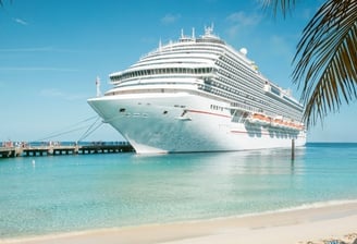 Navio magnífico atracado na costa para embarque de passageiro para uma experiência de cruzeiro em alto mar