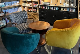 Espace esthétique coloré avec trois chaises et une table illustrant un cadre de mentorat inspirant