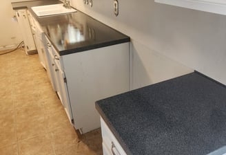 a kitchen countertop refinished in black and white fleck in tyler texas