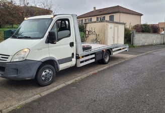 une dépanneuse garé sur le trottoir