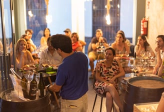 Nuestro sommelier durante una cata de vino