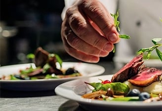 un chef prépare deux assiettes de salade