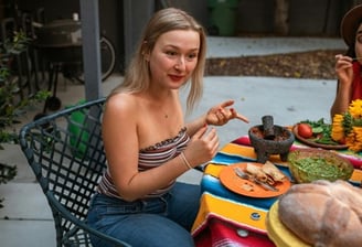 une femme questionne sur le CBD