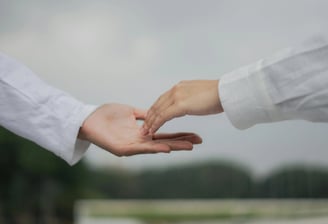 Connexion, confiance et entraide : deux mains qui se rejoignent.