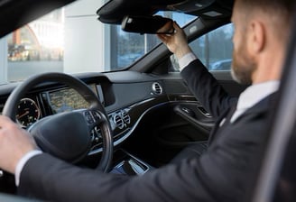 Chauffeur privé en service, au volant