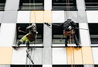 Aukštalipiai plauna purviną pastato fasadą aukštuminėmis technologijomis Klaipėdoje