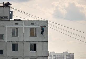 Aukštalipis atlieka tarpblokinių siūlių remontą daugebutyje Klaipėdoje