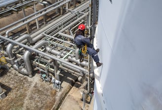 Aukštalipis leidžiasi į talpyklą pasiruošęs valyti ir remontuoti