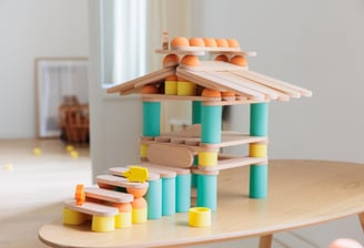 Namas, pastatytas naudojant spalvotus silikono ir medinius elementus iš vaikų edukacinio žaidimo
