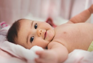 Nourrisson en séance d'ostéopathie avec Inès Patou, ostéopathe formée en pédiatrie