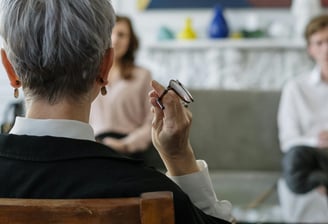 Casal em uma sessão de terapia de casal, buscando ajuda para lidar com seus conflitos 