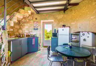 Cuisine rénovée dans un ancien moulin, vue lumineuse mettant en valeur l'aménagement intérieur