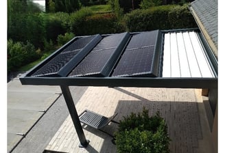 une pergola mixte lames et panneaux solaire