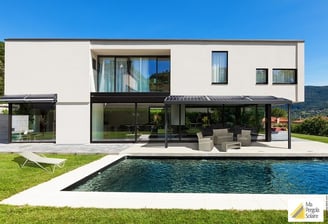 pergola photovoltaique devant la piscine