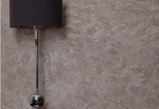 mur enduit decoratif gris avec lampe noire