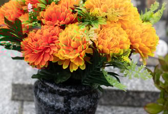fleurs sur une sépulture