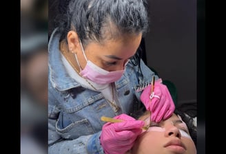 Aplicación profesional de extensiones de pestañas en Yaki Nails, Washington