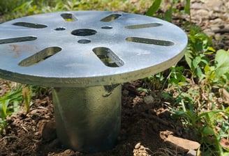 Vis de fondation ancrée et enfoncée au sol