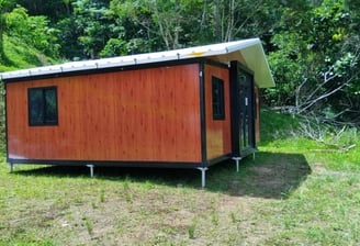 Tiny house installé sur vis de fondation