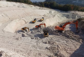 Mining the best clumping all natural white bentonite, moisture wicking, dust free cat litter