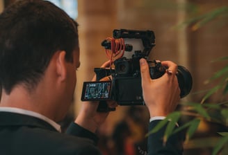 Un vidéaste qui filme pendant une cérémonie de mariage à l'église