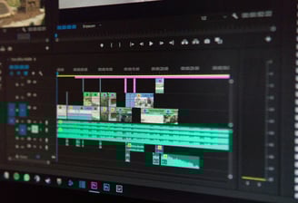 Un logiciel de montage ouvert sur un ordinateur
