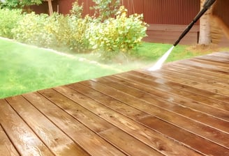 Nettoyeur haute pression en train de laver une terrasse en bois.