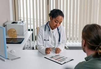 Consulta médica asistida por automatización inteligente