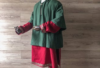 Tunique rouge et verte sur un mannequin