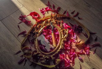 Cadre doré sur pétales de fleurs avec plusieurs outils de couture pour faire des costumes fait main