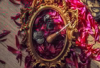 Cadre doré sur pétales de fleurs avec plusieurs outils de couture pour faire des costumes fait main