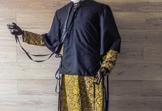 Tunique jaune et noire sur un mannequin