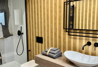 Papel pintado en baño hecho por ZF Empapeladores