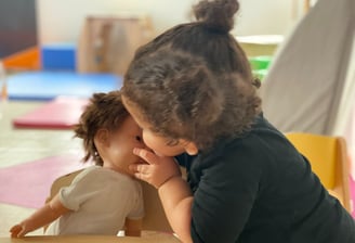 enfant et sa poupé