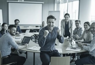 Groupe dynamique en discussion, avec une personne au premier plan souriante.