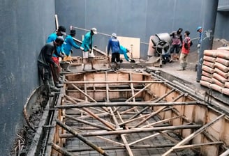 proses pengecoran kolam renang di halaman belakang rumah.