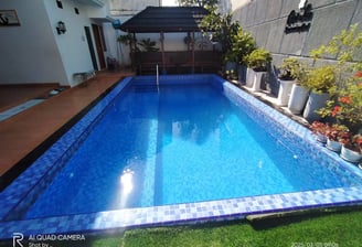 kolam renang indah di villa bandung