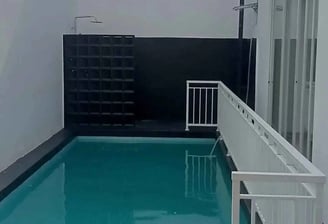 Kolam renang minimalis dengan desain industrial