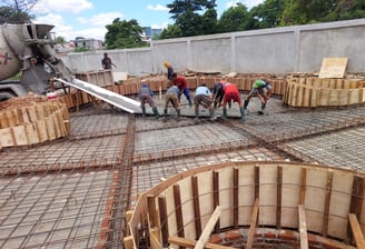 Proses pembuatan kolam renang oleh kontraktor dayanapool