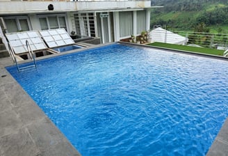 Kolam renang di villa rancaekek dengan finising kolam keramik roman berwarna biru.
