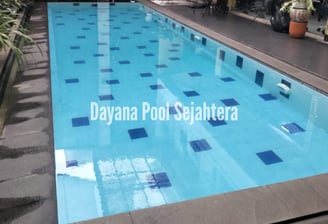 Kolam renang dengan keramik berwarna biru muda dan air yang jernih hasil dari dayanapool.