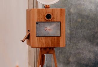 Photobooth en bois clair sur trépied avec éclairage circulaire, modèle Rosa, de loin