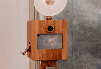 Photobooth en bois clair sur trépied avec éclairage circulaire, modèle Rosa, idéal pour les mariages