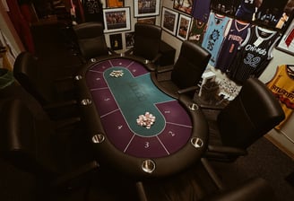 Privatus pokerio turnyras Vilniuje Chill Room erdvėje su dekoruota sporto siena